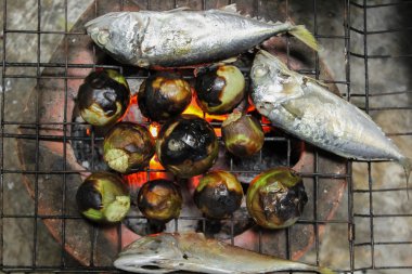 Izgara uskumru ve Tay patlıcan