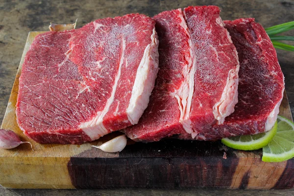 Deslice la preparación de carne redonda superior para cocinar — Foto de Stock