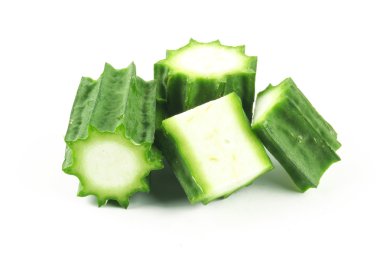 Beyaz arka plan üzerinde izole açılı lif kabağı meyve