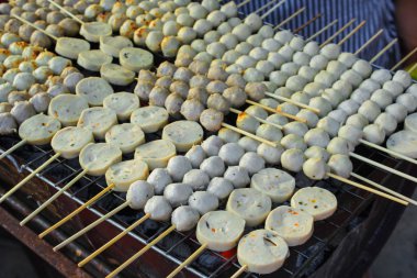 Izgara et topu ve sosis yerel Tay piyasa satış tatlı ve baharatlı sos ile