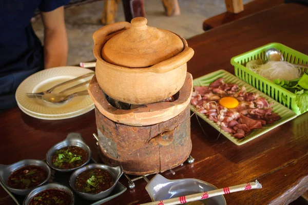 Olla de arcilla tradicional tailandesa shabu shabu picante, sumergiendo la carne en sopa picante hervida — Foto de Stock