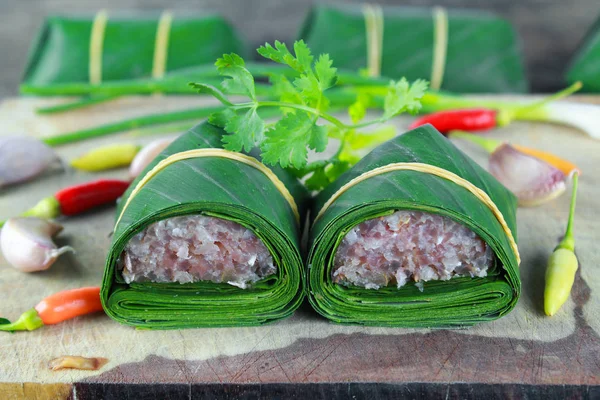 Zure varkensvlees, Thaise Podravska stijl voedsel die varkensvlees rijst knoflook suiker en zout in banana leaf pakket gemengd — Stockfoto