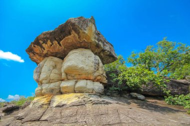 Phu Pha Thoep Milli Parkı, bu ev için sıradışı kaya oluşumları ve antik el yerine, Mukdahan, Tayland olan bir mağara,