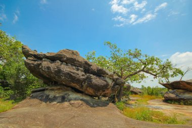 Phu Pha Thoep Milli Parkı, bu ev için sıradışı kaya oluşumları ve antik el yerine, Mukdahan, Tayland olan bir mağara,