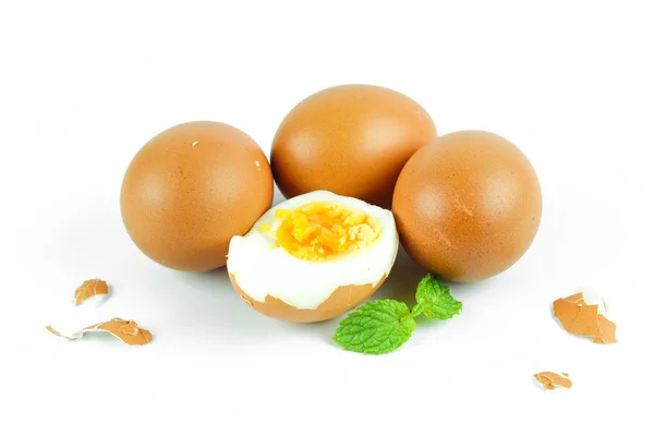 ゆで卵は、白い背景で隔離半分にカットします。 — ストック写真