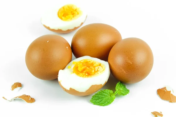 Főtt tojás vágja félbe elszigetelt fehér background — Stock Fotó