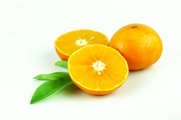 Апельсиновий фруктовий шматочок ізольований на білому фоні — стокове фото