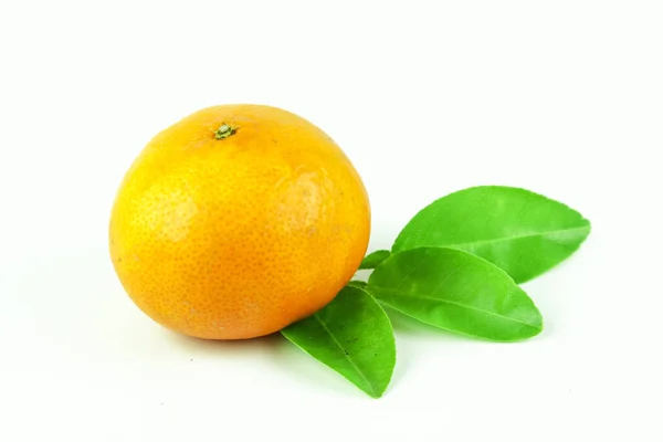 Rebanada de fruta naranja aislada sobre fondo blanco — Foto de Stock