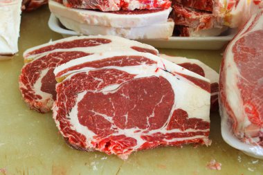 Yemek pişirmek için kaburga sığır eti hazırlama slayt