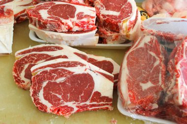 Yemek pişirmek için kaburga sığır eti hazırlama slayt