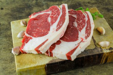 Yemek pişirmek için kaburga sığır eti hazırlama slayt