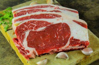 Yemek pişirmek için kaburga sığır eti hazırlama slayt