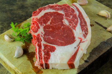 Yemek pişirmek için kaburga sığır eti hazırlama slayt