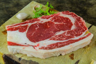 Yemek pişirmek için kaburga sığır eti hazırlama slayt