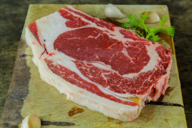 Yemek pişirmek için kaburga sığır eti hazırlama slayt