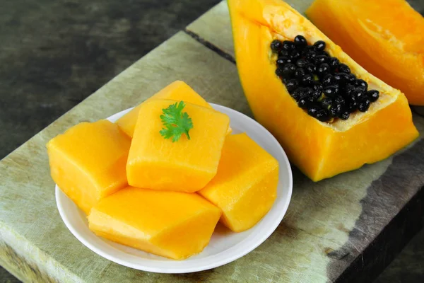 Fetta di papaia dolce matura su sfondo bianco — Foto Stock