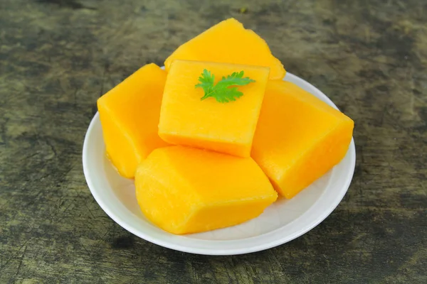 Segment voor zoete rijpe papaya op witte achtergrond — Stockfoto