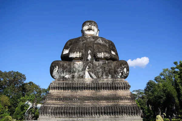 Enormes estatuas en el parque de esculturas - Nong Khai, Tailandia — Foto de Stock