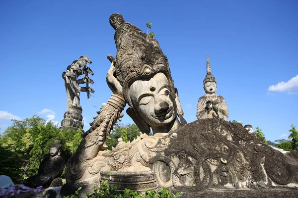 Enormes estatuas en el parque de esculturas - Nong Khai, Tailandia — Foto de Stock