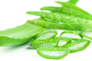 Aloe Vera (Aloe barbadensis Mill., Star kaktüs, Aloe, Aloin, Jafferabad veya Barbados) Cilt bakımı için çok yararlı bir bitkisel ilaç dilim