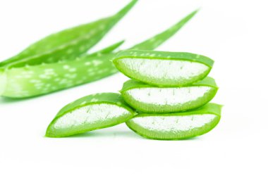 Aloe Vera (Aloe barbadensis Mill., Star kaktüs, Aloe, Aloin, Jafferabad veya Barbados) Cilt bakımı için çok yararlı bir bitkisel ilaç dilim