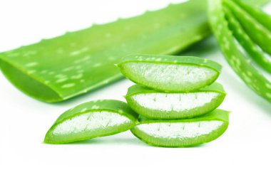 Aloe Vera (Aloe barbadensis Mill., Star kaktüs, Aloe, Aloin, Jafferabad veya Barbados) Cilt bakımı için çok yararlı bir bitkisel ilaç dilim