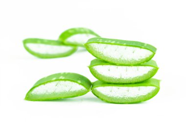 Aloe Vera (Aloe barbadensis Mill., Star kaktüs, Aloe, Aloin, Jafferabad veya Barbados) Cilt bakımı için çok yararlı bir bitkisel ilaç dilim