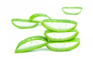 Aloe Vera (Aloe barbadensis Mill., Star kaktüs, Aloe, Aloin, Jafferabad veya Barbados) Cilt bakımı için çok yararlı bir bitkisel ilaç dilim