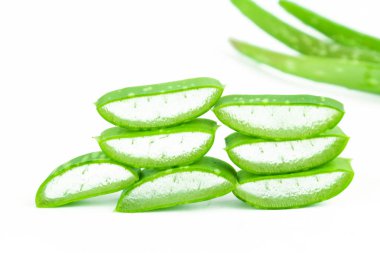 Aloe Vera (Aloe barbadensis Mill., Star kaktüs, Aloe, Aloin, Jafferabad veya Barbados) Cilt bakımı için çok yararlı bir bitkisel ilaç dilim
