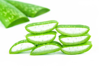 Aloe Vera (Aloe barbadensis Mill., Star kaktüs, Aloe, Aloin, Jafferabad veya Barbados) Cilt bakımı için çok yararlı bir bitkisel ilaç dilim