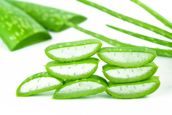 Slice Aloe Vera (Aloe barbadensis Mill., Star cactus, Aloe, Aloin, Jafferabad atau Barbados) obat herbal yang sangat berguna untuk perawatan kulit — Stok Foto