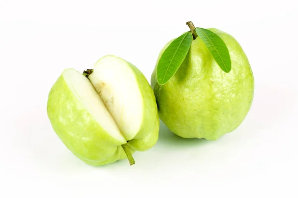Świeże zielone owoce guawy na białym tle — Zdjęcie stockowe