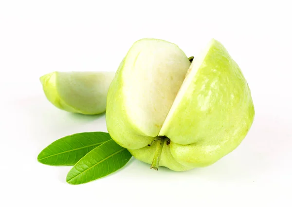 Φρέσκα πράσινα φρούτα γκουάβα σε λευκό φόντο — Φωτογραφία Αρχείου