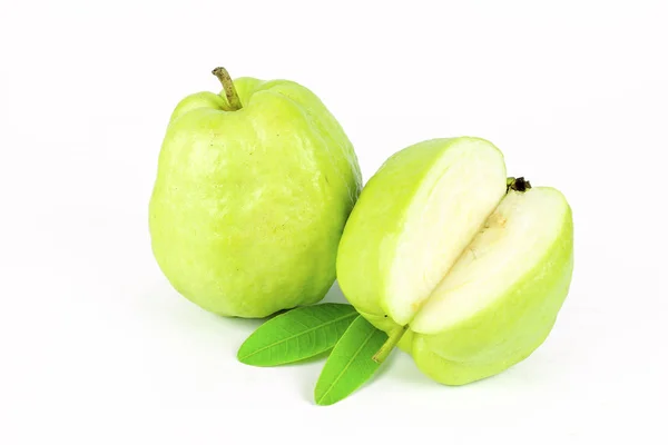 Świeże zielone owoce guawy na białym tle — Zdjęcie stockowe
