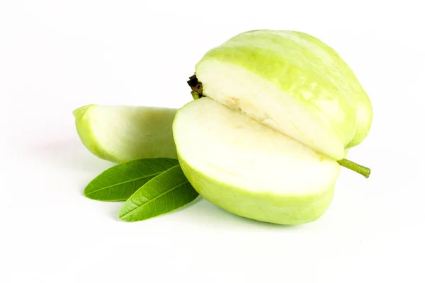 Friss zöld guava gyümölcs fehér háttér — Stock Fotó