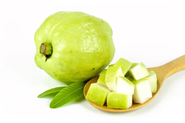 Fruta de goiaba verde fresca no fundo branco — Fotografia de Stock