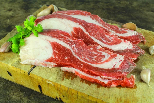 Подготовка говяжьей грудинки для приготовления пищи — стоковое фото