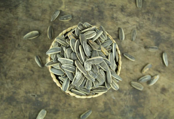 Semințe de floarea-soarelui în sacul mic de pe fundalul din lemn — Fotografie, imagine de stoc