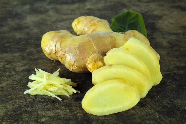 Frischer Ingwer im Hintergrund, Rohstoff zum Kochen — Stockfoto