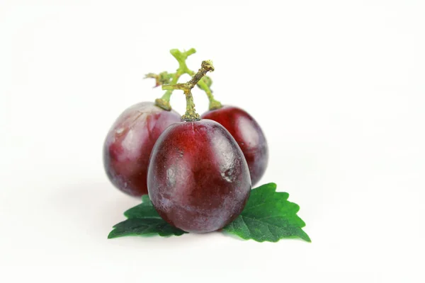 Ripe red grape with leaves isolated on white — Stock Photo, Image