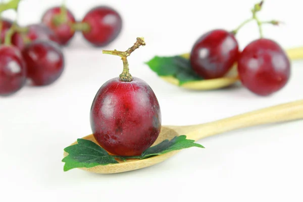 Raisin rouge mûr avec feuilles isolées sur blanc — Photo