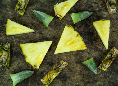 Beyaz arka planda izole edilmiş dilimleri olan olgun ananas.