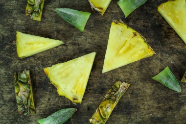 Beyaz arka planda izole edilmiş dilimleri olan olgun ananas.