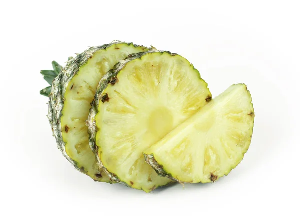 Ananas maturo con fette isolate su fondo bianco — Foto Stock