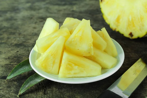 Rijp ananas met plakjes geïsoleerd op witte achtergrond — Stockfoto