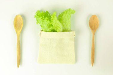 Beyaz arka plan üzerinde marul salata yaprağı, izole