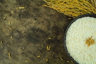 pirinç bitkileri ile arka plan üzerinde beyaz pirinç