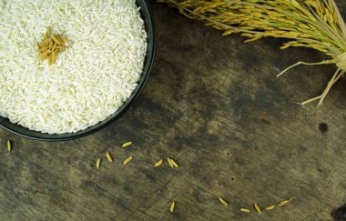 pirinç bitkileri ile arka plan üzerinde beyaz pirinç