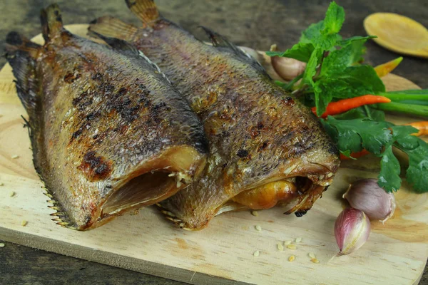 Peixe de pele de cobra grelhada, comida asiática e cozinha — Fotografia de Stock