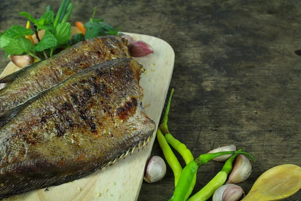 Pescado a la parrilla de piel de serpiente, comida asiática y cocina — Foto de Stock